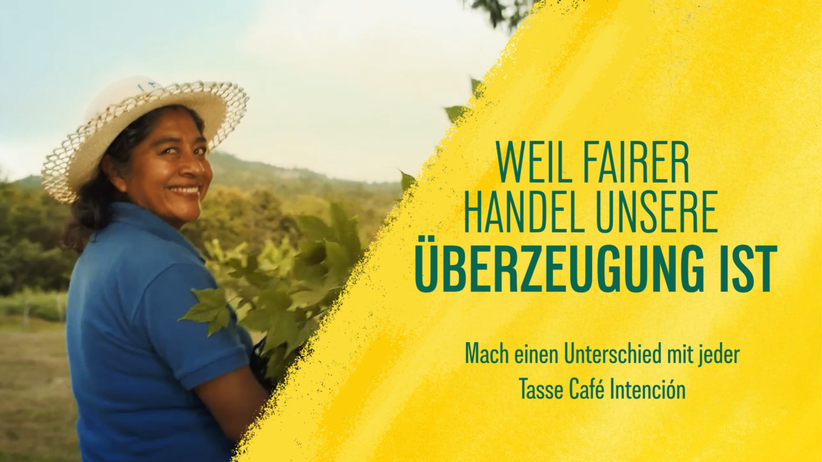 Eine lächelnde Frau mit einem Strohhut hält Blätter in der Hand und wirbt für Fair-Trade-Kaffee mit der Botschaft „Fairer Handel ist kein Trend.“
